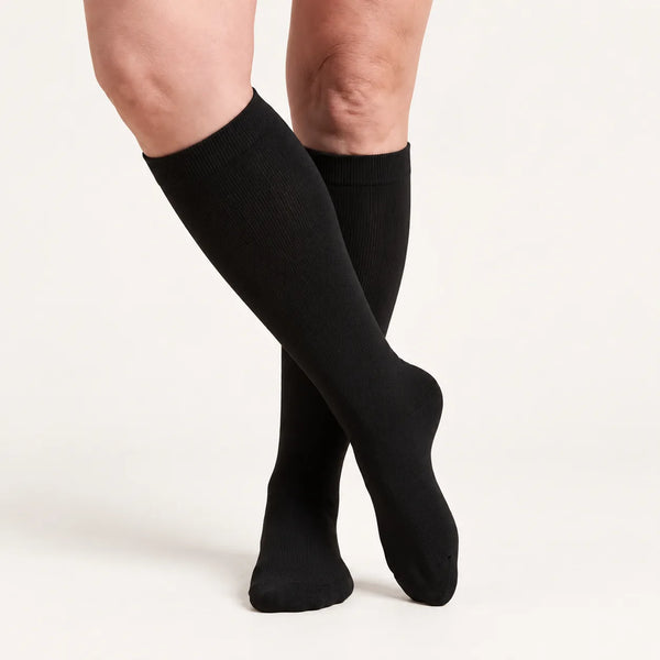 Lovelle Lift compressiekousen in Zwart – kniehoog, benen gekruist