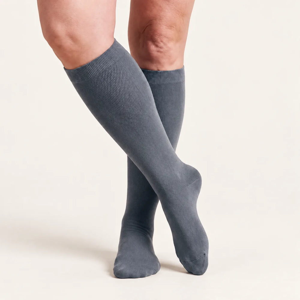 Lovelle Lift compression socks in Grey – knee-high, legs crossed