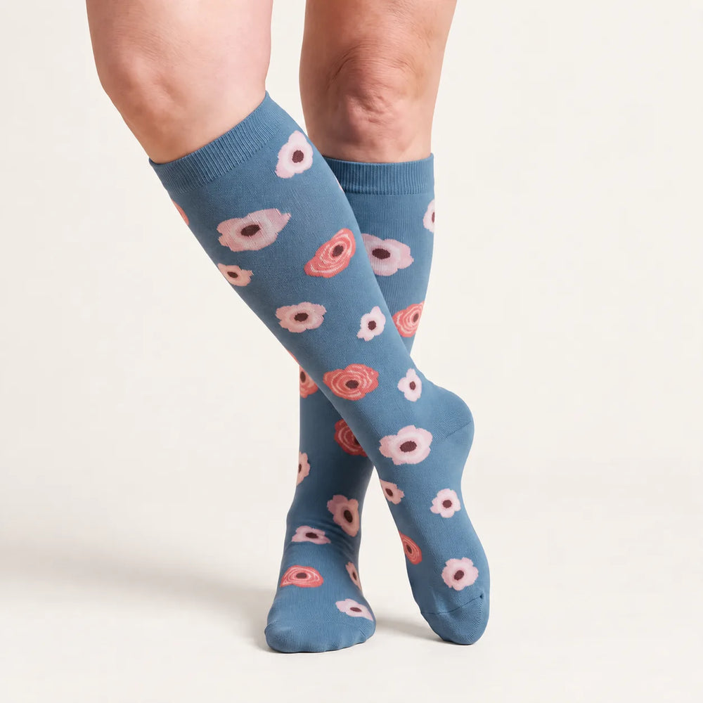 Lovelle Lift compression socks in Blue Bloom – knee-high, legs crossed