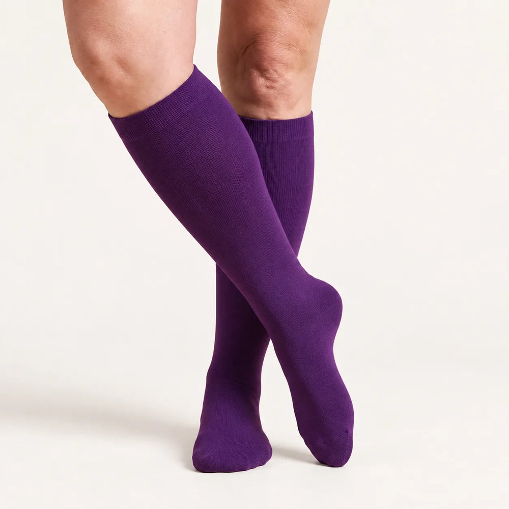 Lovelle Lift compression socks in Purple – knee-high, legs crossed