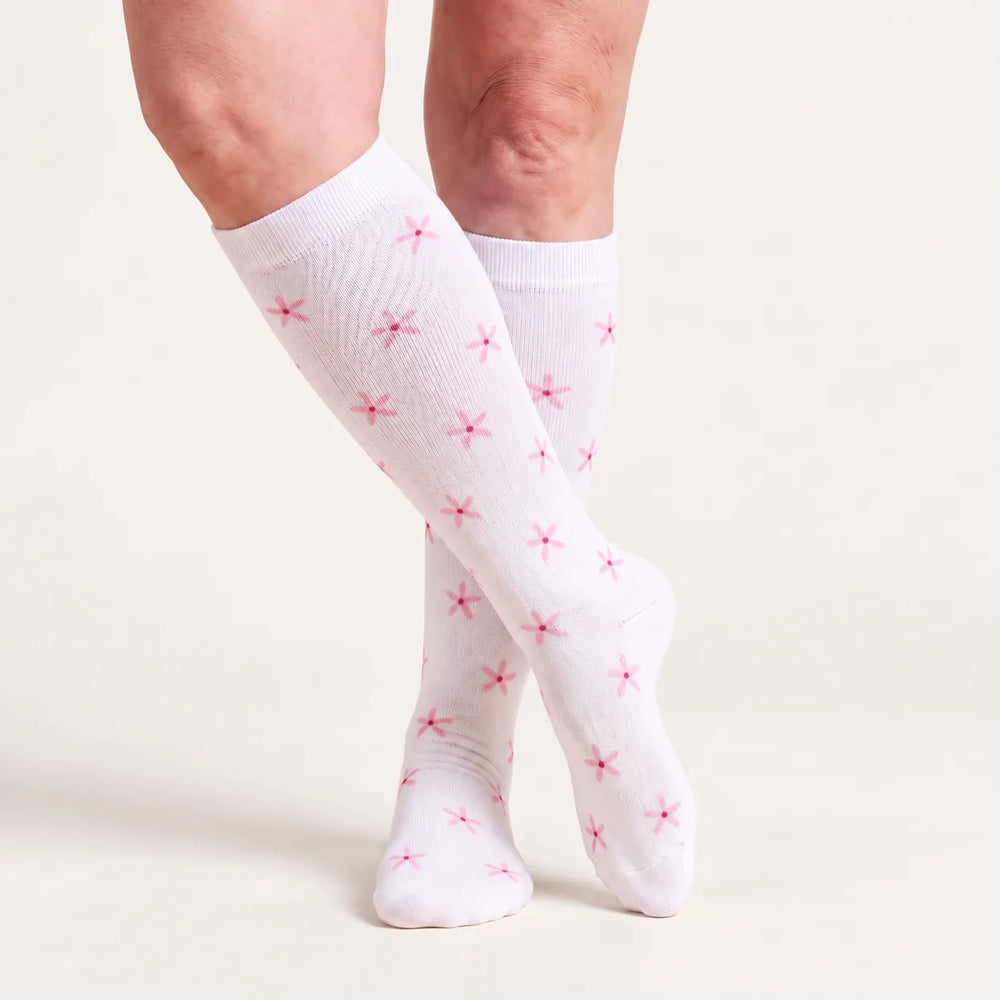 Lovelle Lift compression socks in Star Blossom – knee-high, legs crossed