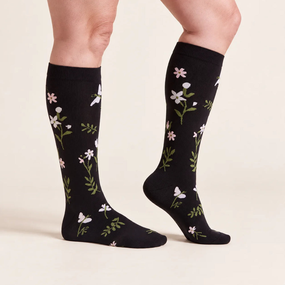 Lovelle Lift compression socks in Black Meadow – side view – graduated compression from ankle to knee