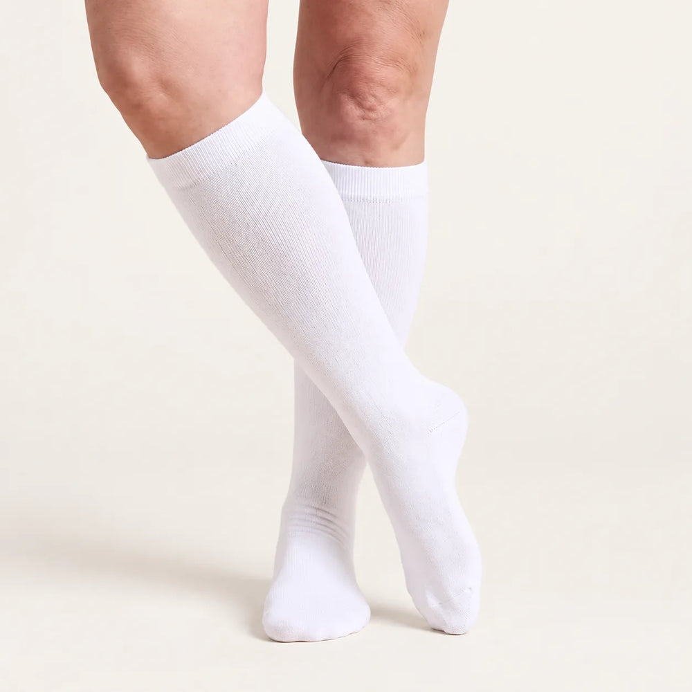 Lovelle Lift compression socks in White – knee-high, legs crossed