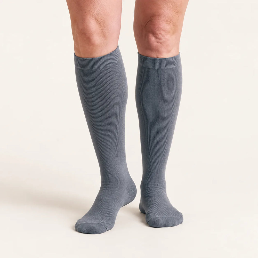 Lovelle Lift compression socks in Grey – front view – knee-high with soft-knit cuff