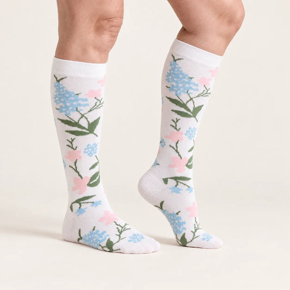 Lovelle Lift compression socks in White Meadow – side view – graduated compression from ankle to knee