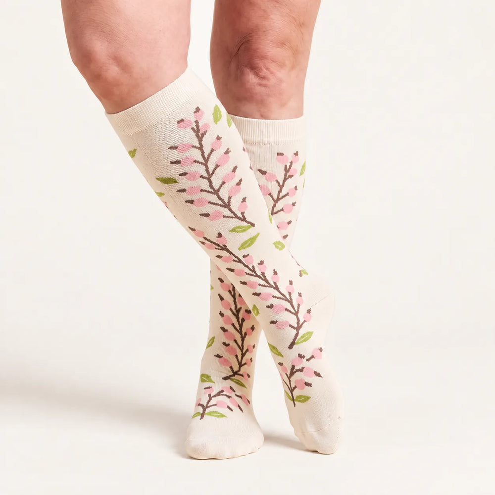Lovelle Lift compression socks in Cherry Blossom – knee-high, legs crossed